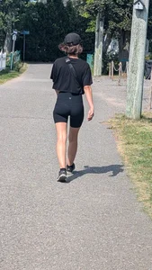 AMAZING very slim Girl in short black legging. oc