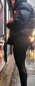 Leggings girl taking cash out
