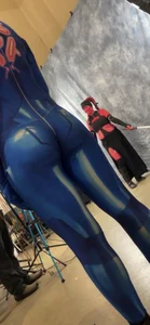 REALLY TIGHT blonde babe in samus cosplay!