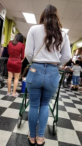 Latina in tight jeans (good set)
