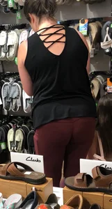 MILF in red leggings bends for the camera