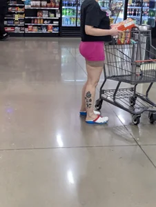 Latina mami w/ amazing bubble in pink shorts