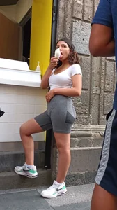 Joven Milf con un shorts dónde se puede apreciar el gran culo que tiene