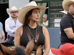 Latina cowgirls gitty up! Non OC