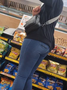 Cute milf at grocery store (face shots)