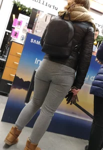 Girl with decent ass and vpl in grey sweatpants