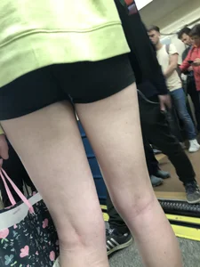 Hot subway candid girl in shorts with hot slim legs closeups