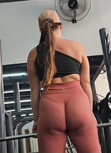 Girl in leggings doing stiff in front of me at the gym