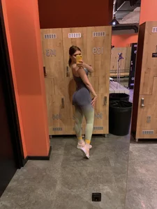Leaked selfies of a girl with an awesome body in leggings and underwear