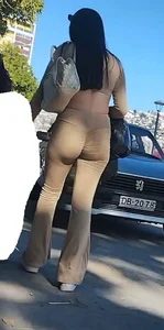 Beautiful college girl’s butt in tight leggings. Face capture (OC)