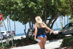 Even more hot and sexy bikini babes in Florida