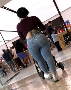 Bubble Butt Latina at Apple Store (OC)