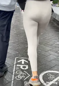 Very thight high waist light-colored leggings