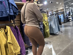Latina in leggings w/ VTL + bonus caps