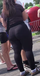Massive ass girl in leggings