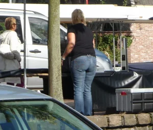 Mature milf in blue jeans street creepshot