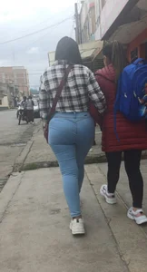 Lindo culazo en jeans ajustados