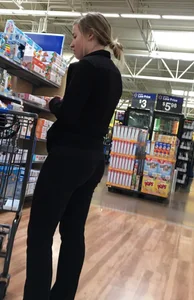 Blonde milf with a nice ass and vtl in leggings on her knees bending over