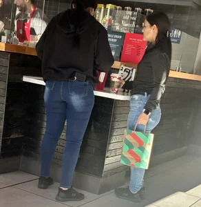 (OC) 2 Latina friends in tight jeans