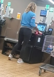 Satisfying MILF with nice round booty