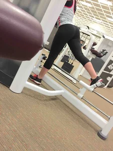 Gym candid girl in leggings gym creepshot