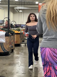 Short tight Latina cutie in flared legging