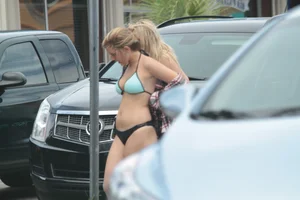 Even more hot and sexy bikini babes in Florida