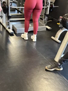 Extremely juicy phat ass in gym