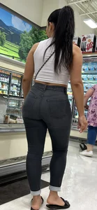 Mature Brunette in jeans‼️