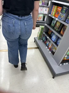 Employee with a Fat ass in jeans