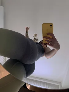 Leaked selfies of a girl with an awesome body in leggings and underwear