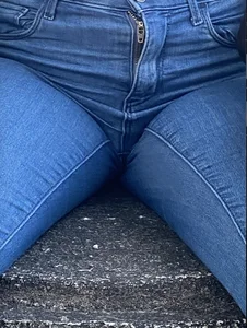 Candid Girl in Tight Jeans Creepshots Gallery