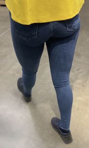 :diamond_shape_with_a_dot_inside:IKEA worker extreme TIGHT Jeans [OC]