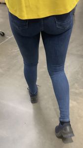 :diamond_shape_with_a_dot_inside:IKEA worker extreme TIGHT Jeans [OC]