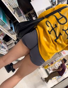 Sexy tatted girl with hungry ass in shorts