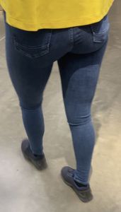 :diamond_shape_with_a_dot_inside:IKEA worker extreme TIGHT Jeans [OC]