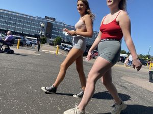 2 friends with yummy bodies