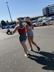 2 friends with yummy bodies