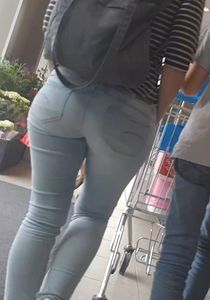 M!ilf in thight blue jeans