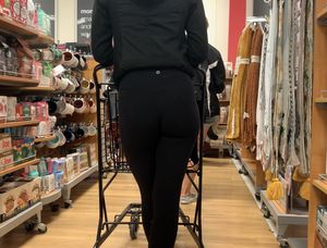 Blonde with a perfect ass in lulu’s