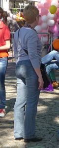 Hot milf butts in tight jeans street creepshots