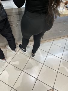 Unbelievable giant VPL ass in tight pants at the store creepshots