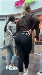 Such a nice big ass in Teveo leggings(Not OC)