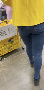 :diamond_shape_with_a_dot_inside:IKEA worker extreme TIGHT Jeans [OC]