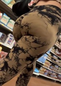 (Not OC) hot face blonde with a spectacular ass in tight leggings. Must see