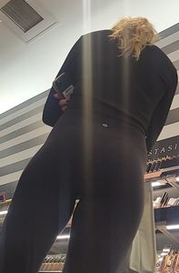 Bubble Blonde  Xmas Shopping in Leggings
