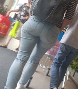 M!ilf in thight blue jeans
